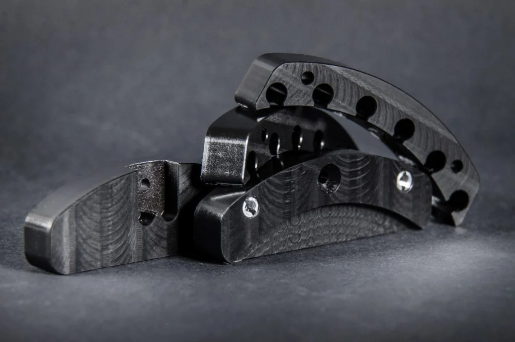 Čierny, kovový mechanický komponent.