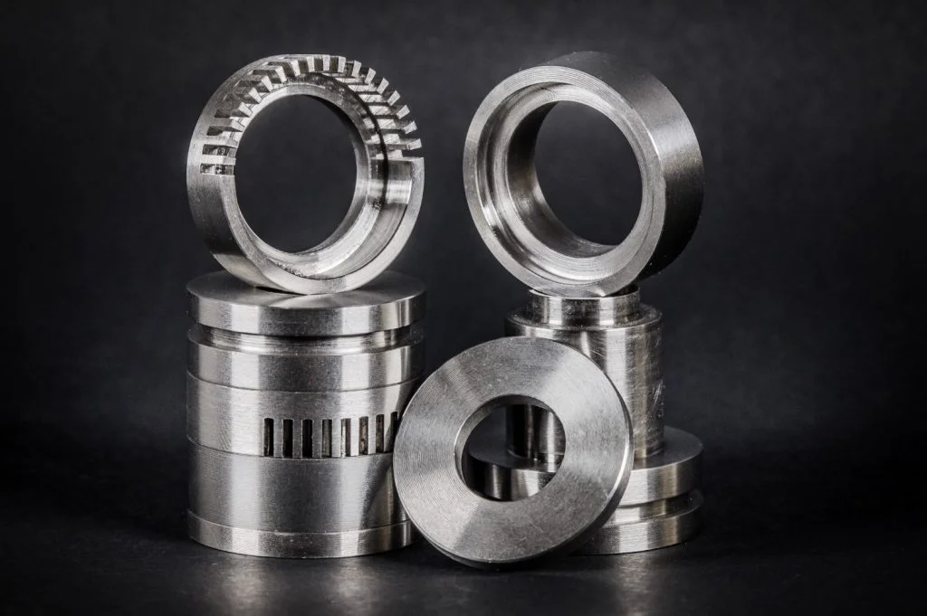 Kovové mechanické diely.