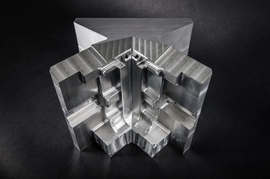 Skomplikovaný opracovaný kovový diel.